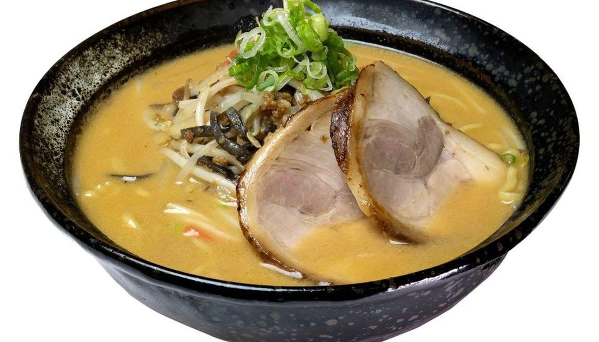 Une Photo De Shio Ramen Fraîchement Préparé Qui Est Un Ramen Japonais Servi  Avec Un œuf Et Des Morceaux De Porc