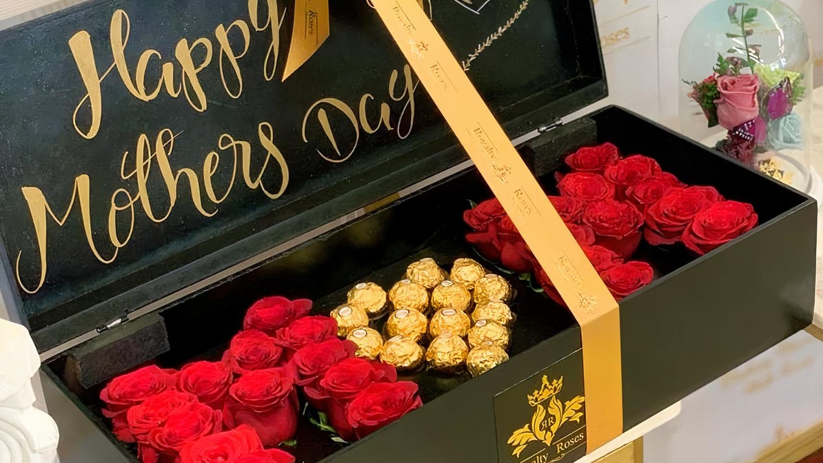 Heart of Roses Red/White Heart Shape Box in Harlingen, TX - Royalty Roses -  Harlingen Florist