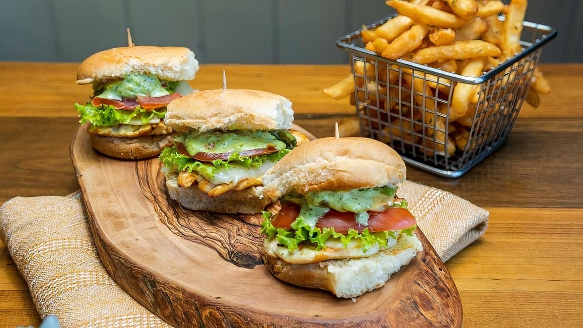 Snack Mania Brazilian Delights - You get the memo right? Weekend is here,  we'll save you a slider (or three) 🍔😋 Pull up to our dine-in and enjoy  delicious food in good