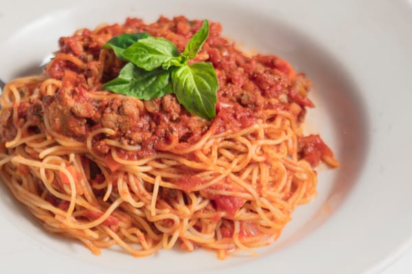 Spaghetti Bolognese and Diavola Pizza: the perfect duo that