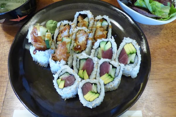 what is the blue stuff in sushi roll? : r/Oahu