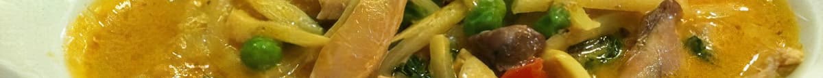 Classic (SM): Yellow Curry, Veggie Spring Rolls