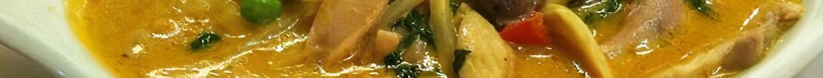 Classic (LG): Yellow Curry, Veggie Spring Rolls