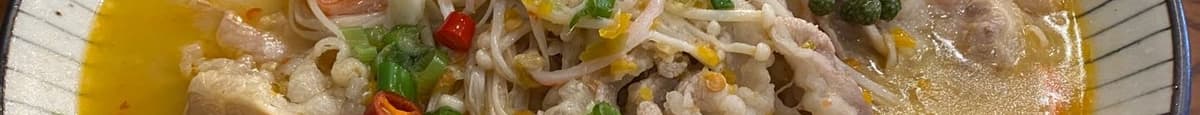 酸汤金针菇肥牛米线 / Spicy & Sour Rice Noodle Soup with Beef and Enoki Mushroom