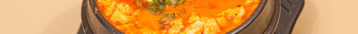 B4. Kimchi/ 김치순두부 (김치, 소고기 또는 돼지고기)
