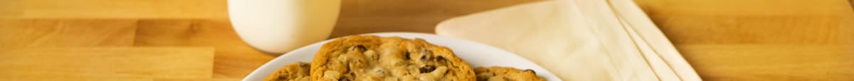The Classic – 6 Chocolate Chip Cookies + Milk