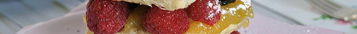 Fresh Gourmet X-L Crispy Berry Napoleon