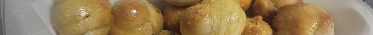 Nuditos / Garlic Knot Bread