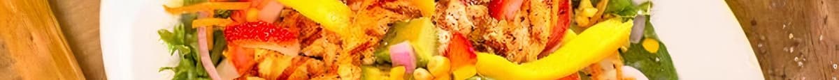 Ensalada de pollo, mango y fresa