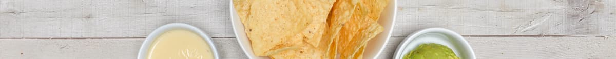 Chips con Queso o Guacamole / Chips with Cheese or Guacamole