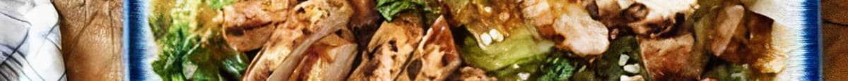 Salade grecque et filet de poulet grillé / Greek Salad And Grilled Chicken Tenderloin