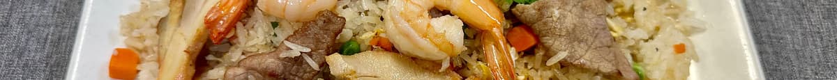 43. Combination of Shrimp, Beef, Chicken / Cơm Chiên Thập Cẩm