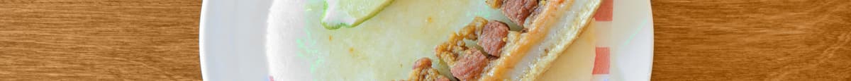 Arepas de maïs servi avec flanc de porc croustillant / Corn Arepas Served with Crispy Pork Flank