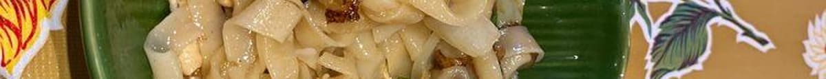 Tiew gai (chicken noodle soup)