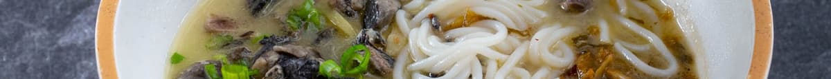 养生土鸡汤粉/Riced Noodles with Organic Black Chicken Soup