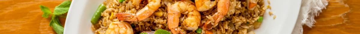 Assiette de riz frit au poulet et aux crevettes / Chicken and Shrimp Fried Rice Plate