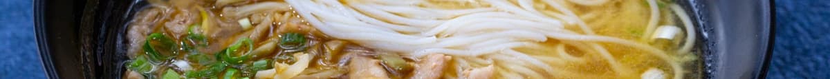 招牌三鲜肉丝米粉 Special Rice Noodles w. Meat, Bamboo Shoots & Pickles