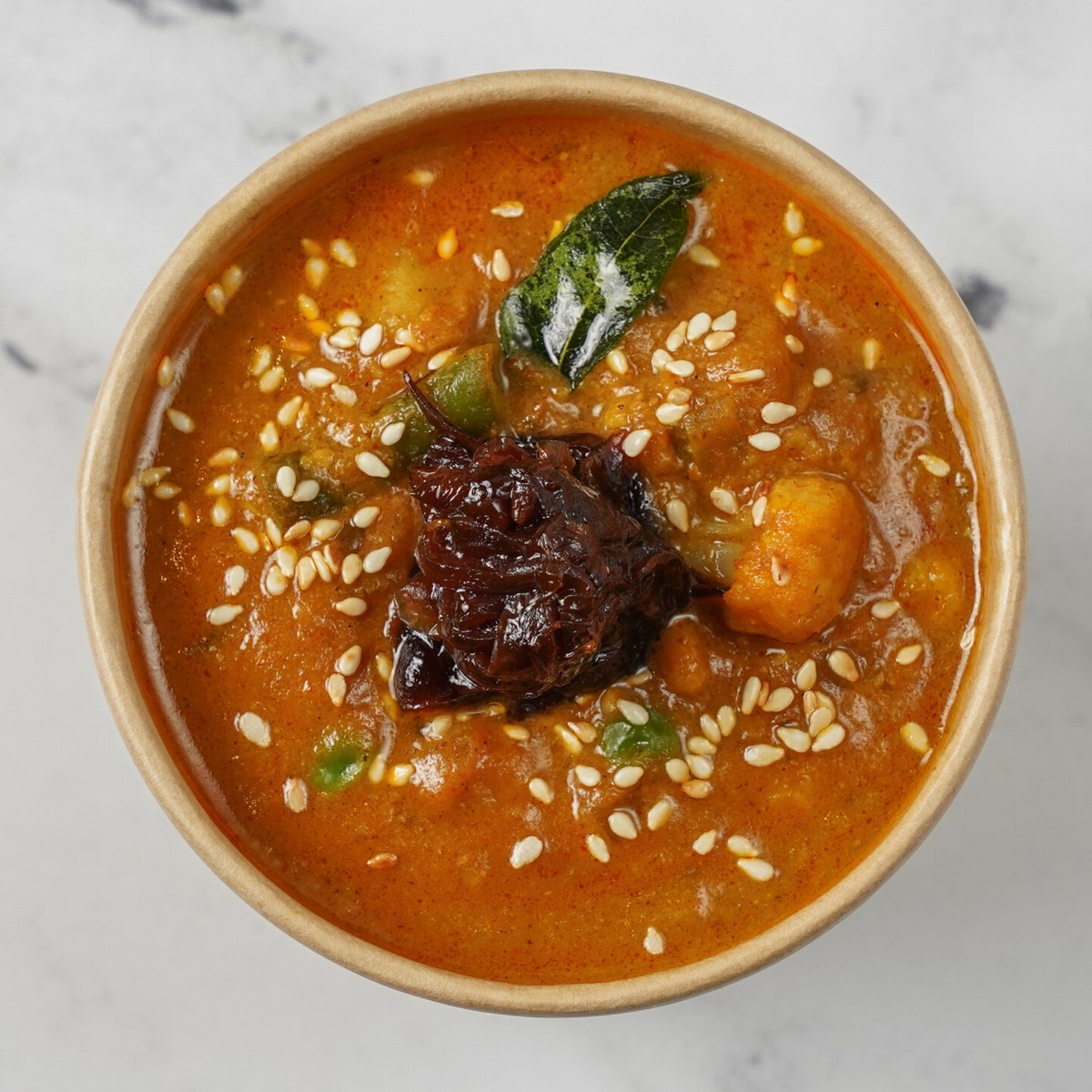 Salade de riz noir au cari, aux patates douces et à la menthe